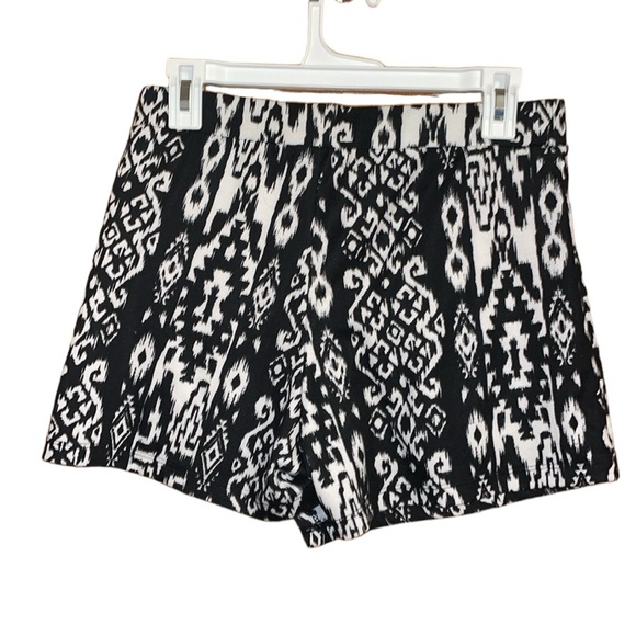 •ABOUT A GIRL•NWOT BLACK & WHITE ABSTRACT PATTERN SKORT SIZE LARGE - Picture 1 of 8